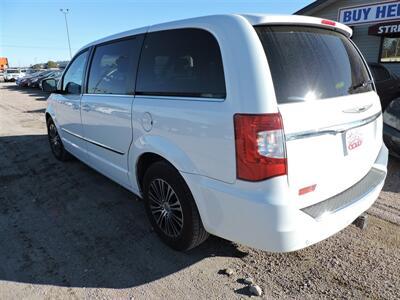 2014 Chrysler Town & Country S   - Photo 7 - Lexington, NE 68850