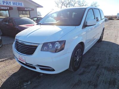 2014 Chrysler Town & Country S   - Photo 2 - Lexington, NE 68850