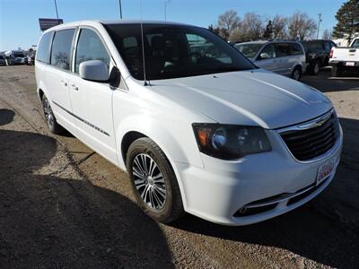 2014 Chrysler Town & Country S   - Photo 4 - Lexington, NE 68850