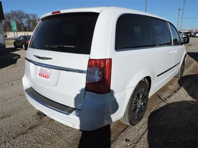 2014 Chrysler Town & Country S   - Photo 5 - Lexington, NE 68850