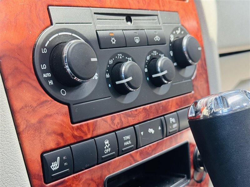 2006 Jeep Commander Limited - Photo 18 - Kearney, NE 68847