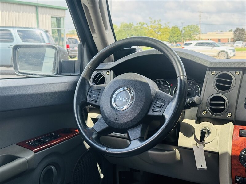 2006 Jeep Commander Limited - Photo 12 - Kearney, NE 68847