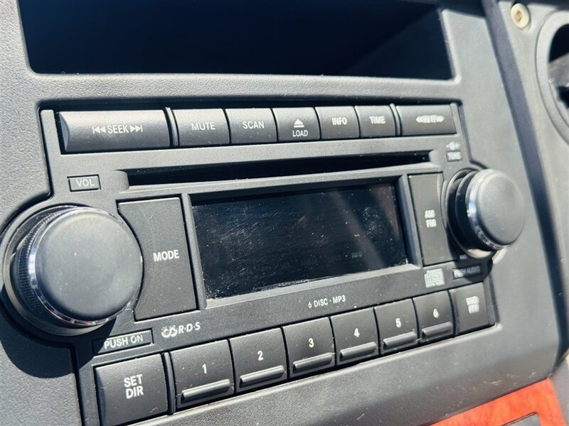2006 Jeep Commander Limited - Photo 19 - Kearney, NE 68847