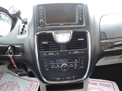 2014 Chrysler Town & Country Touring   - Photo 19 - Lexington, NE 68850