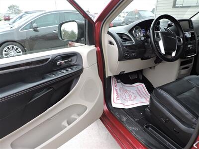 2014 Chrysler Town & Country Touring   - Photo 17 - Lexington, NE 68850