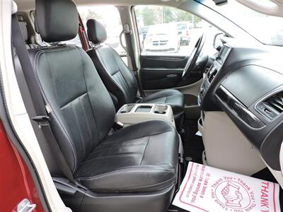2014 Chrysler Town & Country Touring   - Photo 10 - Lexington, NE 68850