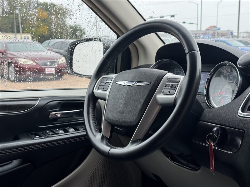 2016 Chrysler Town & Country Touring - Photo 3 - Lexington, NE 68850
