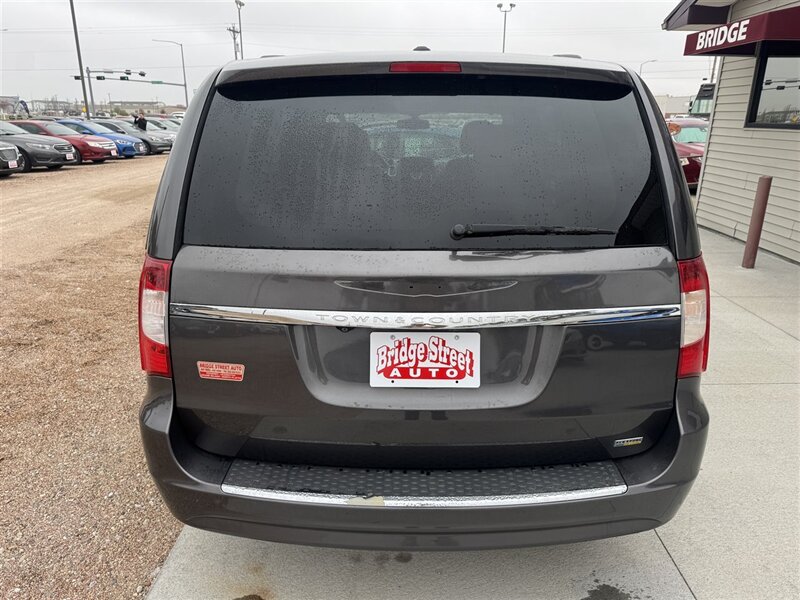 2016 Chrysler Town & Country Touring - Photo 7 - Lexington, NE 68850