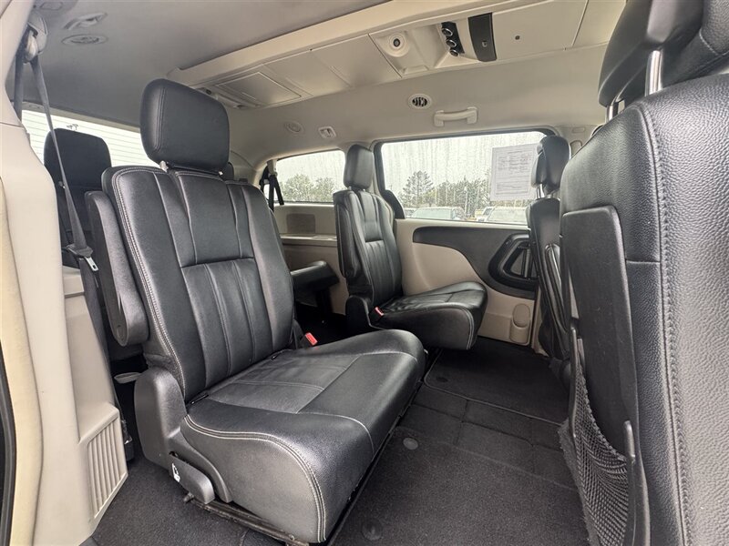 2016 Chrysler Town & Country Touring - Photo 9 - Lexington, NE 68850