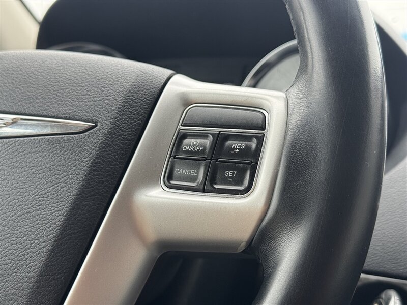 2016 Chrysler Town & Country Touring - Photo 13 - Lexington, NE 68850