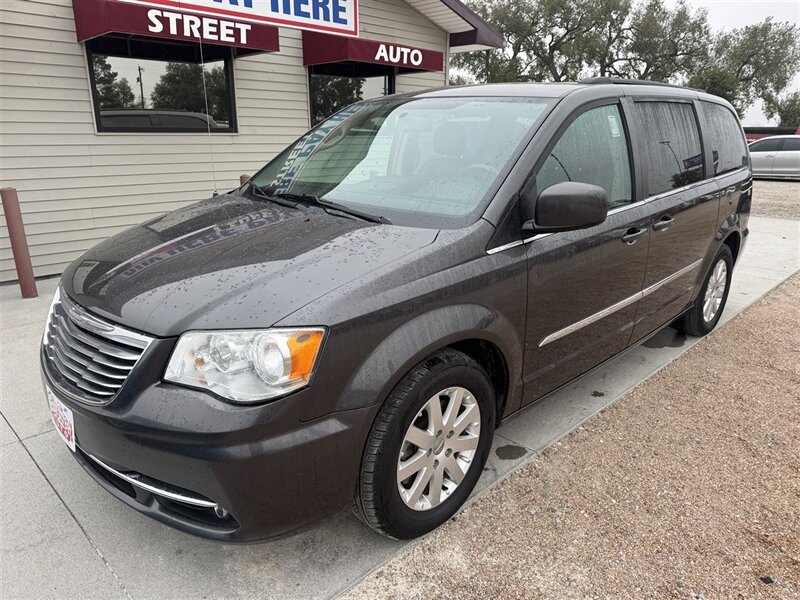 2016 Chrysler Town & Country Touring - Photo 5 - Lexington, NE 68850