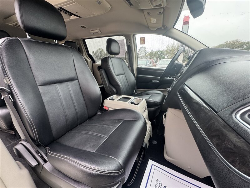 2016 Chrysler Town & Country Touring - Photo 10 - Lexington, NE 68850