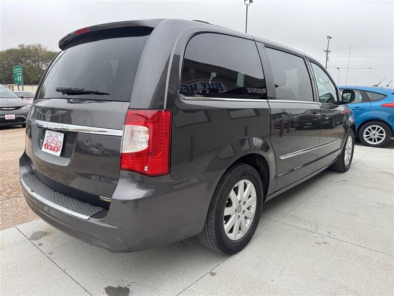 2016 Chrysler Town & Country Touring - Photo 8 - Lexington, NE 68850