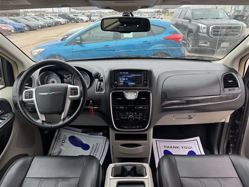 2016 Chrysler Town & Country Touring - Photo 11 - Lexington, NE 68850