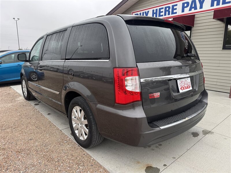2016 Chrysler Town & Country Touring - Photo 6 - Lexington, NE 68850
