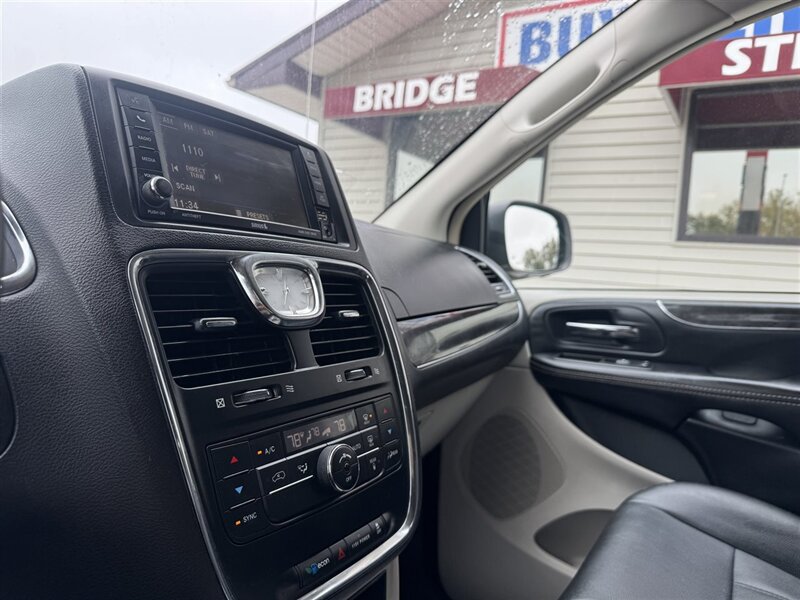 2016 Chrysler Town & Country Touring - Photo 18 - Lexington, NE 68850