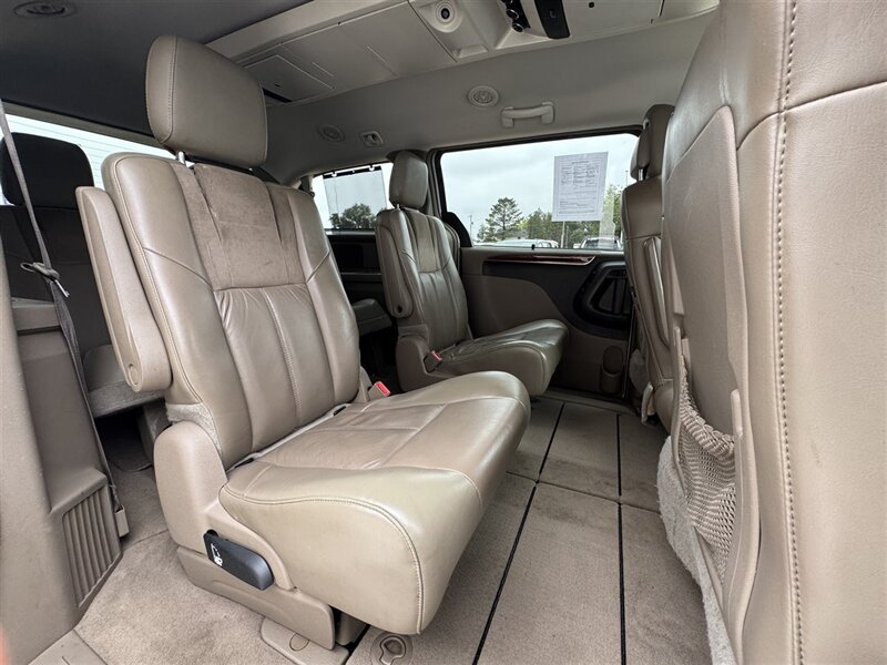 2013 Chrysler Town & Country Limited - Photo 9 - Lexington, NE 68850