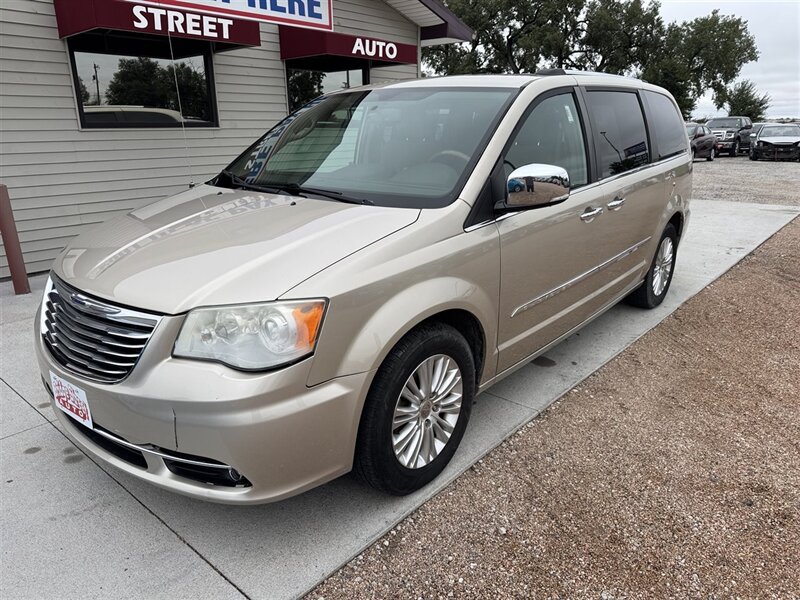 2013 Chrysler Town & Country Limited - Photo 5 - Lexington, NE 68850