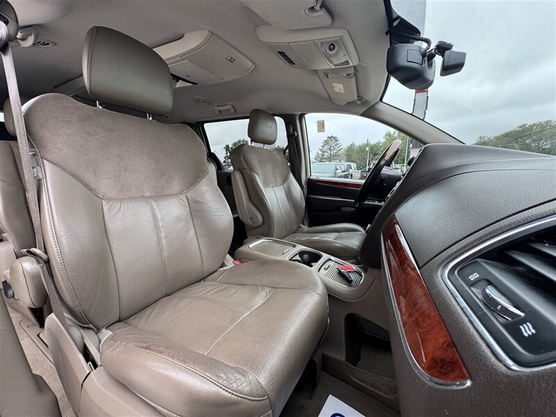 2013 Chrysler Town & Country Limited - Photo 10 - Lexington, NE 68850