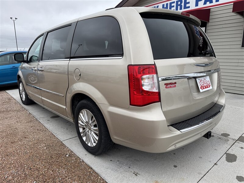 2013 Chrysler Town & Country Limited - Photo 6 - Lexington, NE 68850