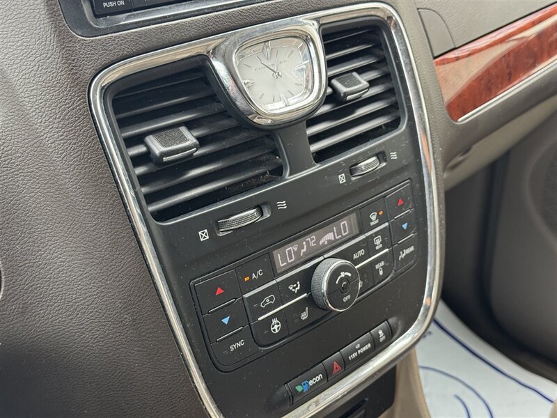 2013 Chrysler Town & Country Limited - Photo 17 - Lexington, NE 68850