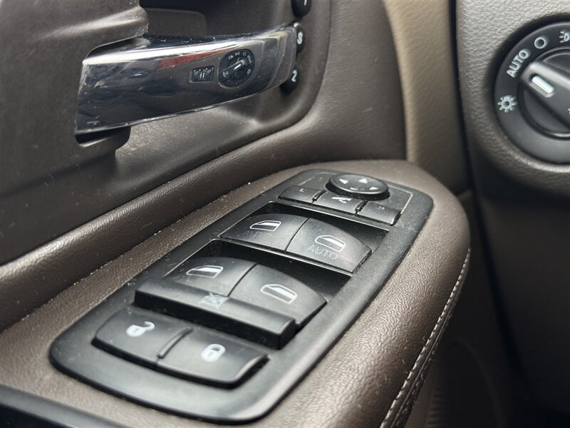 2013 Chrysler Town & Country Limited - Photo 14 - Lexington, NE 68850