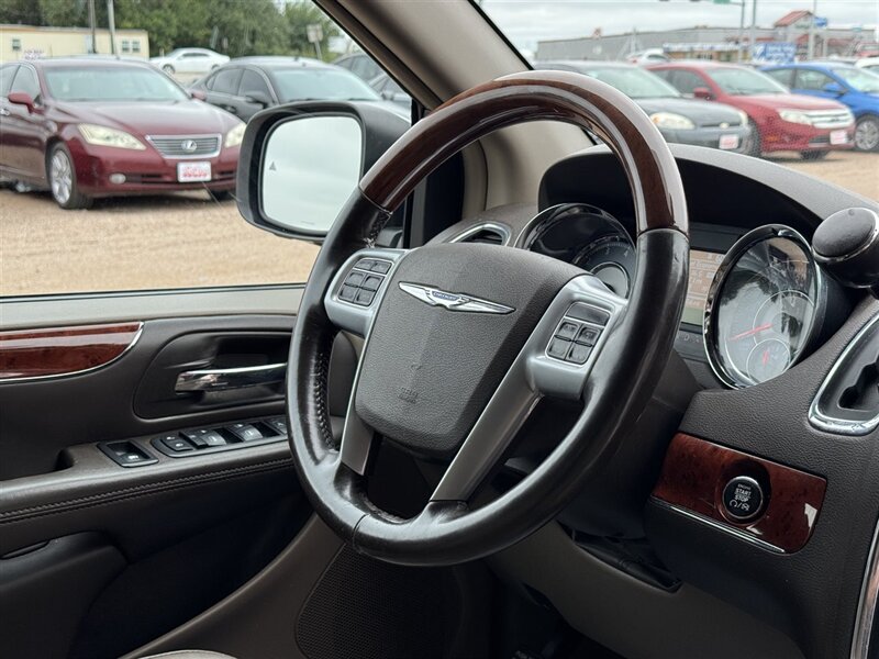 2013 Chrysler Town & Country Limited - Photo 3 - Lexington, NE 68850