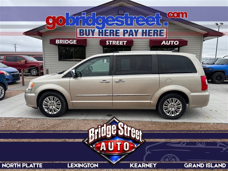 2013 Chrysler Town & Country Limited   - Photo 1 - Lexington, NE 68850