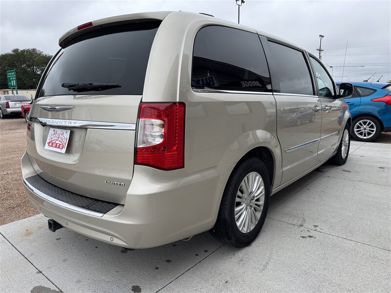 2013 Chrysler Town & Country Limited - Photo 8 - Lexington, NE 68850