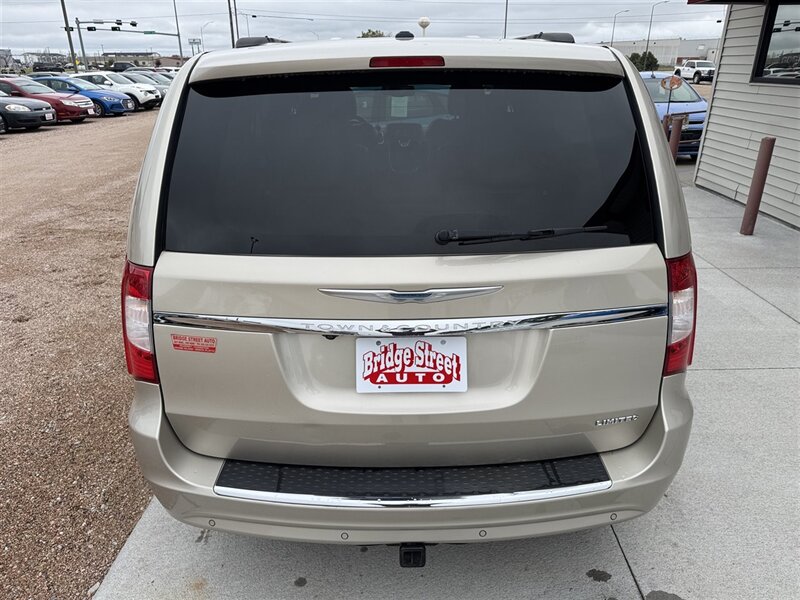 2013 Chrysler Town & Country Limited - Photo 7 - Lexington, NE 68850