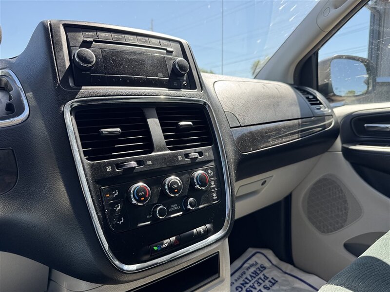 2012 Chrysler Town & Country Limited - Photo 17 - North Platte, NE 69101