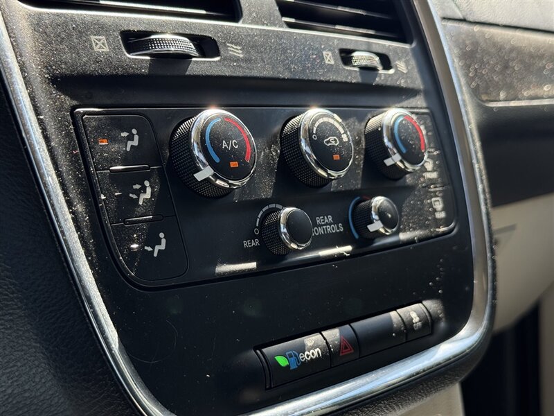 2012 Chrysler Town & Country Limited - Photo 16 - North Platte, NE 69101