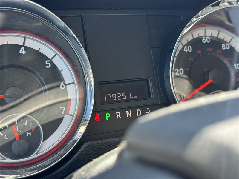 2012 Chrysler Town & Country Limited - Photo 13 - North Platte, NE 69101