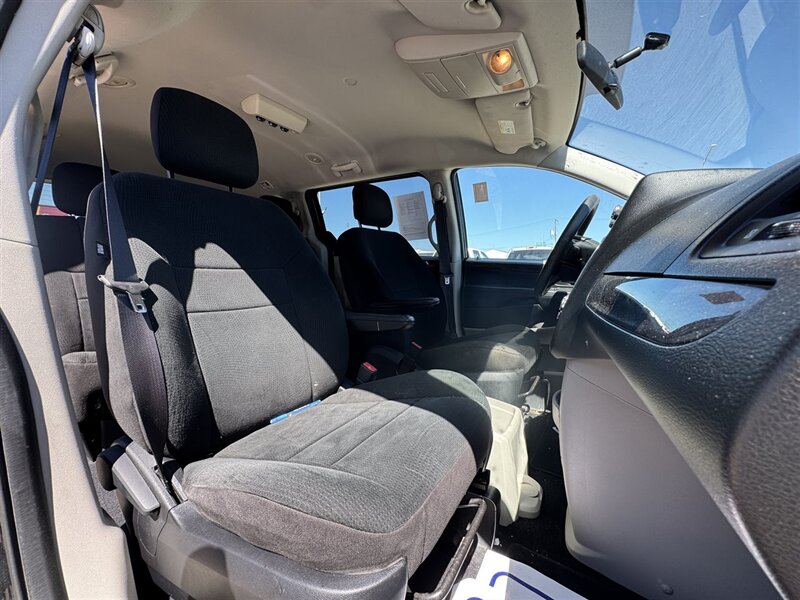 2012 Chrysler Town & Country Limited - Photo 10 - North Platte, NE 69101