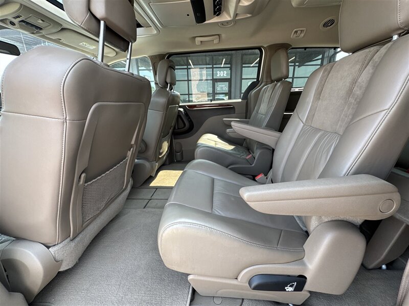 2012 Chrysler Town & Country Limited - Photo 9 - North Platte, NE 69101