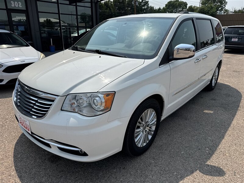 2012 Chrysler Town & Country Limited - Photo 5 - North Platte, NE 69101