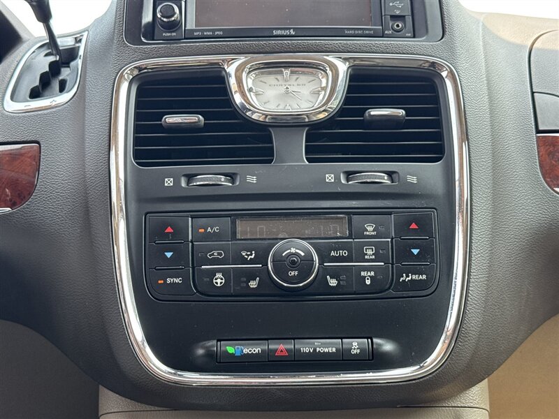 2012 Chrysler Town & Country Limited - Photo 16 - North Platte, NE 69101