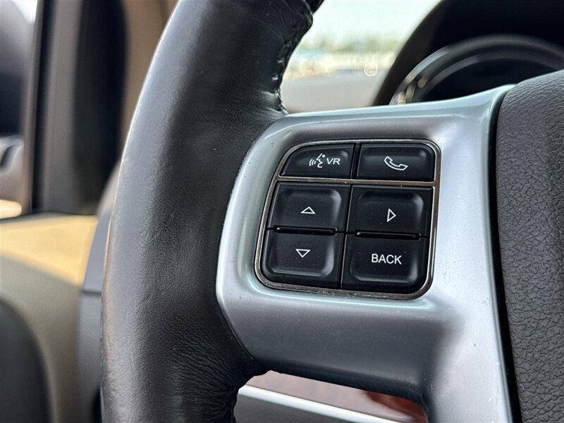 2012 Chrysler Town & Country Limited - Photo 11 - North Platte, NE 69101