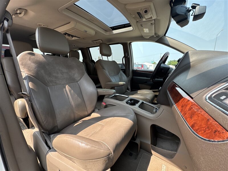 2012 Chrysler Town & Country Limited - Photo 10 - North Platte, NE 69101