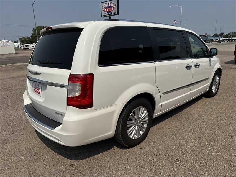 2012 Chrysler Town & Country Limited - Photo 6 - North Platte, NE 69101