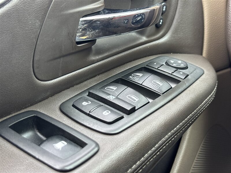 2012 Chrysler Town & Country Limited - Photo 15 - North Platte, NE 69101