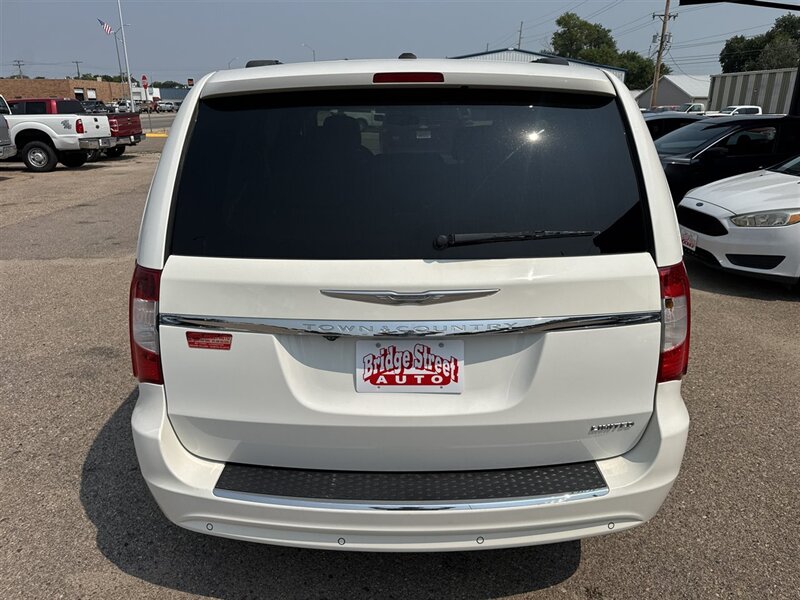2012 Chrysler Town & Country Limited - Photo 7 - North Platte, NE 69101