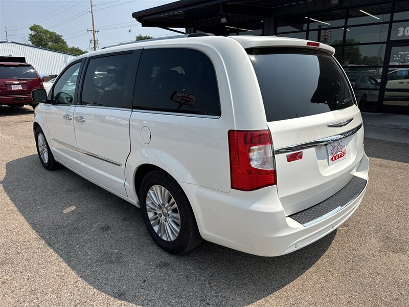 2012 Chrysler Town & Country Limited - Photo 8 - North Platte, NE 69101