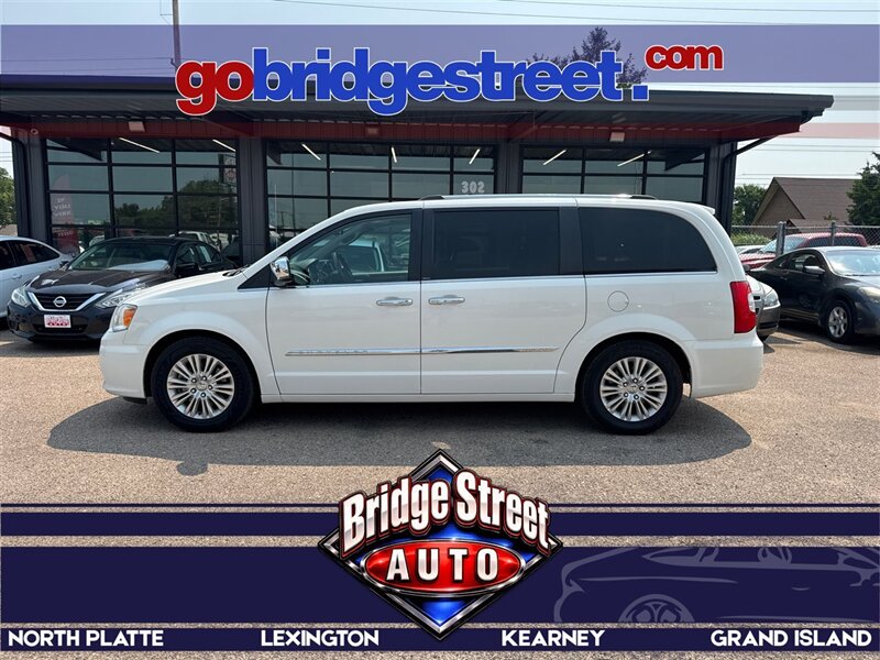 2012 Chrysler Town & Country Limited   - Photo 1 - North Platte, NE 69101