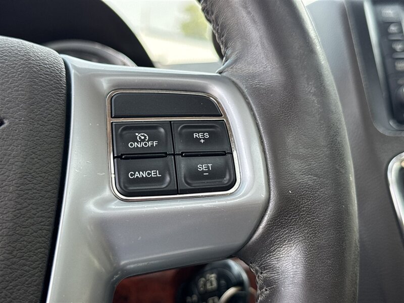 2012 Chrysler Town & Country Limited - Photo 12 - North Platte, NE 69101