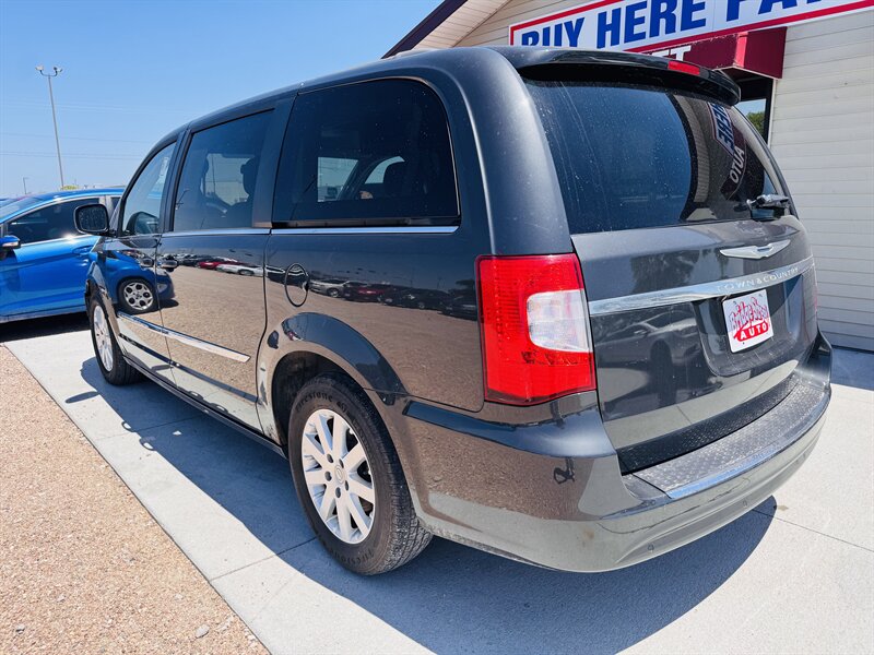 2011 Chrysler Town & Country Touring-L - Photo 7 - Lexington, NE 68850