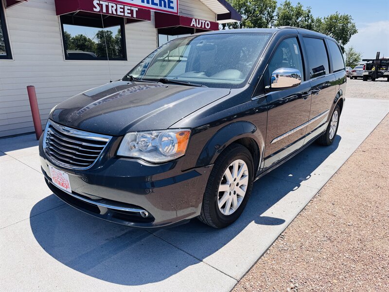 2011 Chrysler Town & Country Touring-L - Photo 6 - Lexington, NE 68850