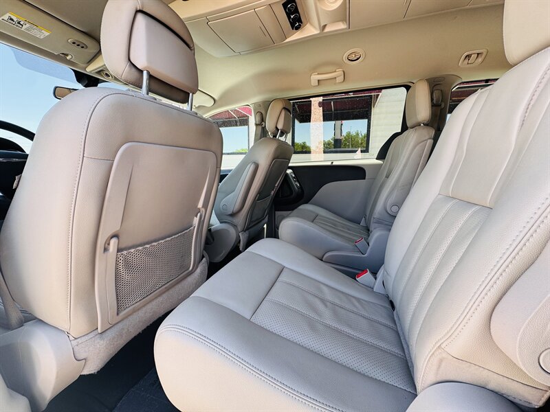 2011 Chrysler Town & Country Touring-L - Photo 11 - Lexington, NE 68850