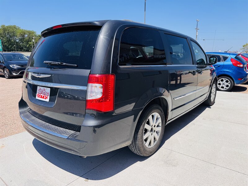2011 Chrysler Town & Country Touring-L - Photo 3 - Lexington, NE 68850