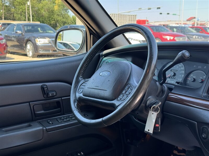 2003 Ford Crown Victoria LX - Photo 3 - Lexington, NE 68850